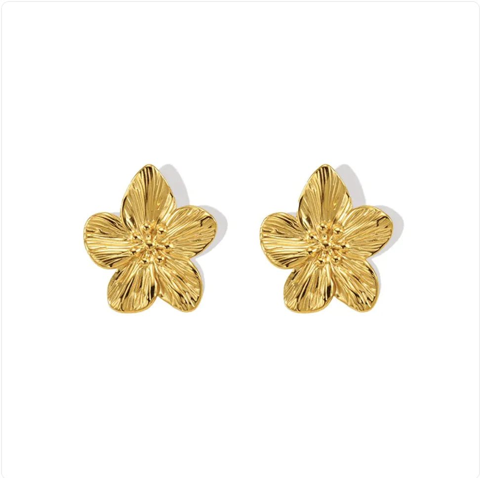 Gold Petal Stud Earrings – Elegant Minimalist Ear Accessory