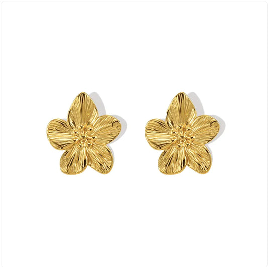 Gold Petal Stud Earrings – Elegant Minimalist Ear Accessory