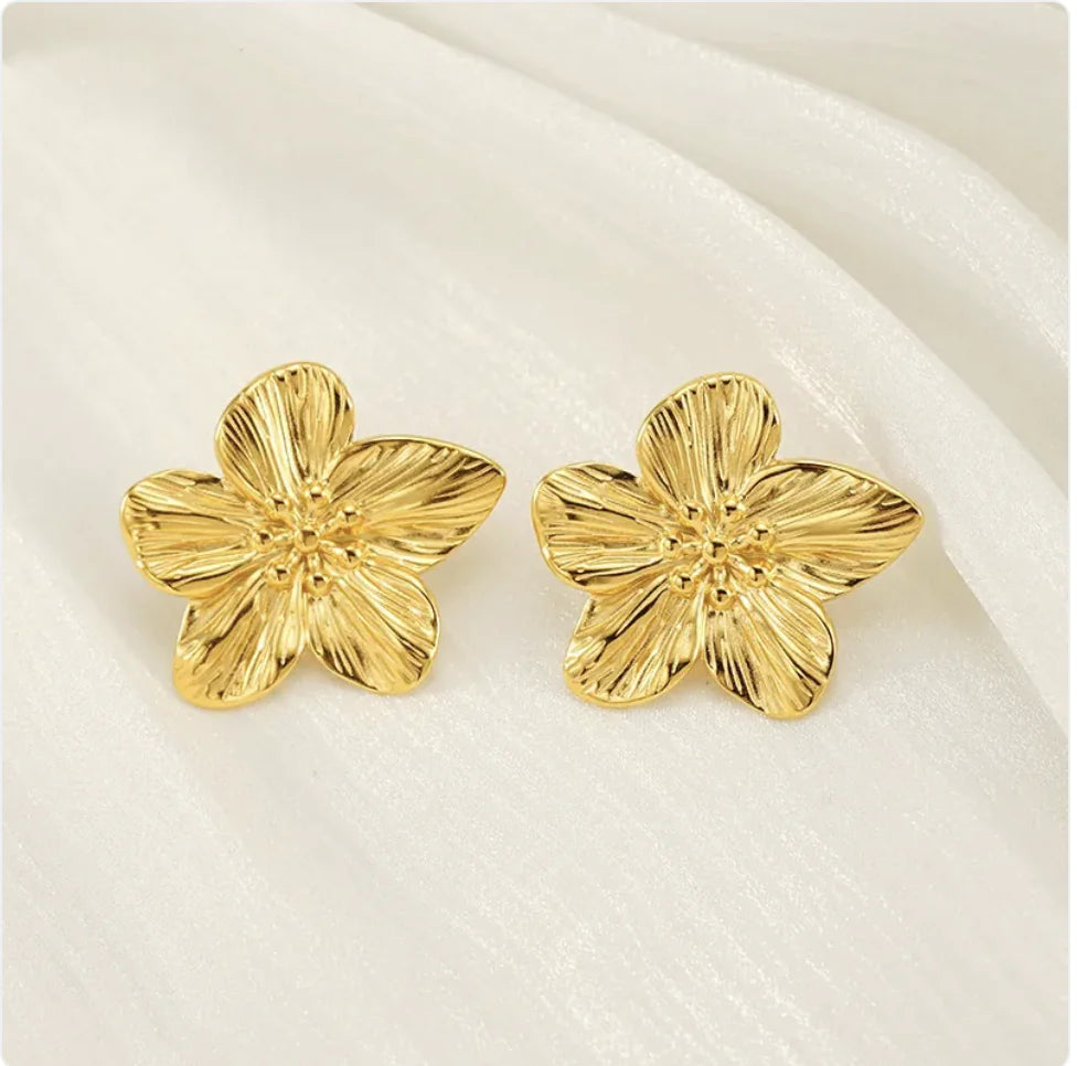 Gold Petal Stud Earrings – Elegant Minimalist Ear Accessory