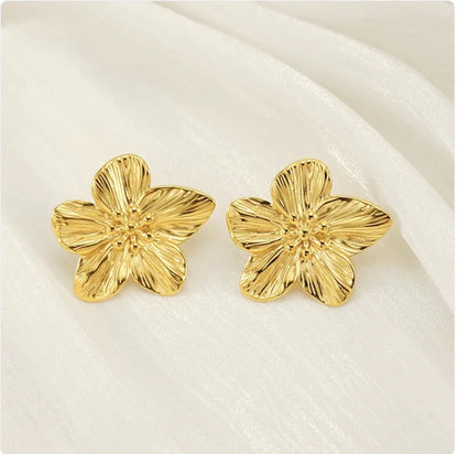 Gold Petal Stud Earrings – Elegant Minimalist Ear Accessory