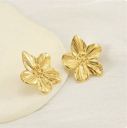 Gold Petal Stud Earrings – Elegant Minimalist Ear Accessory